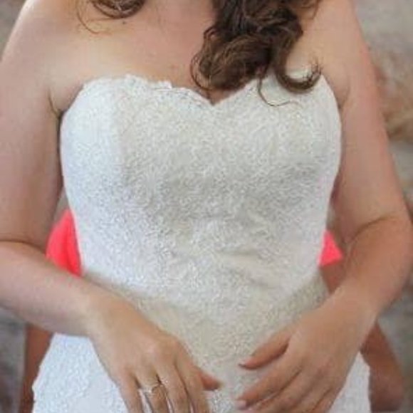 Wedding dress: professionally cleaned + stored - Picture 3 of 10